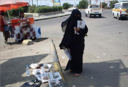 خليجية تبيع الصحف للمارة